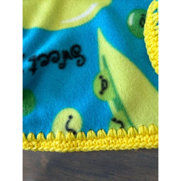 Sweet Peas Fleece Baby Blanket with Baby Wipe Holder Handmade 30" x 36" - Picture 6 of 6